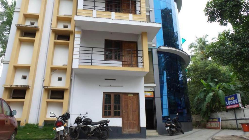 Adhithya Apartments Ґуруваюр Екстер'єр фото