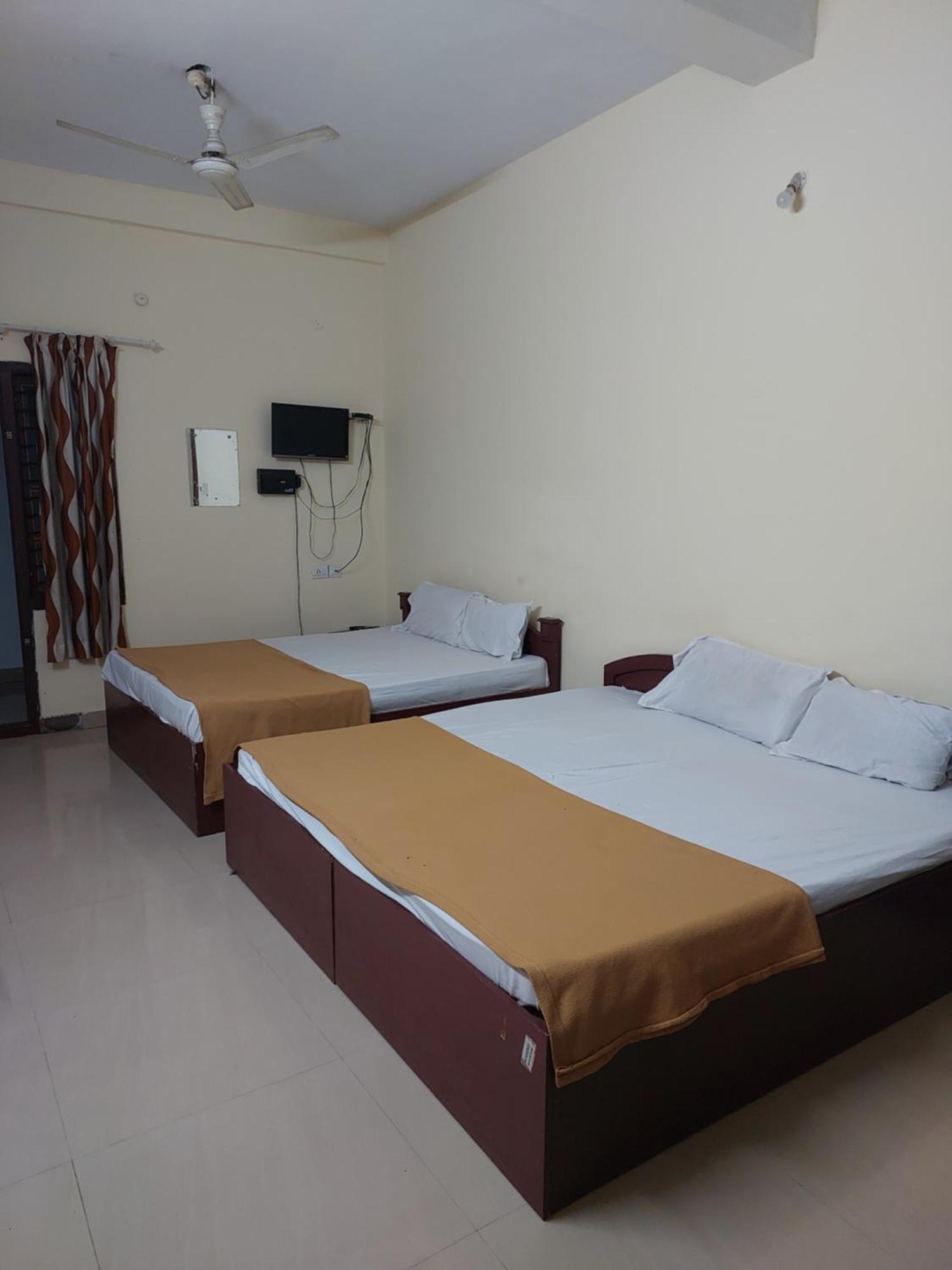 Adhithya Apartments Ґуруваюр Екстер'єр фото