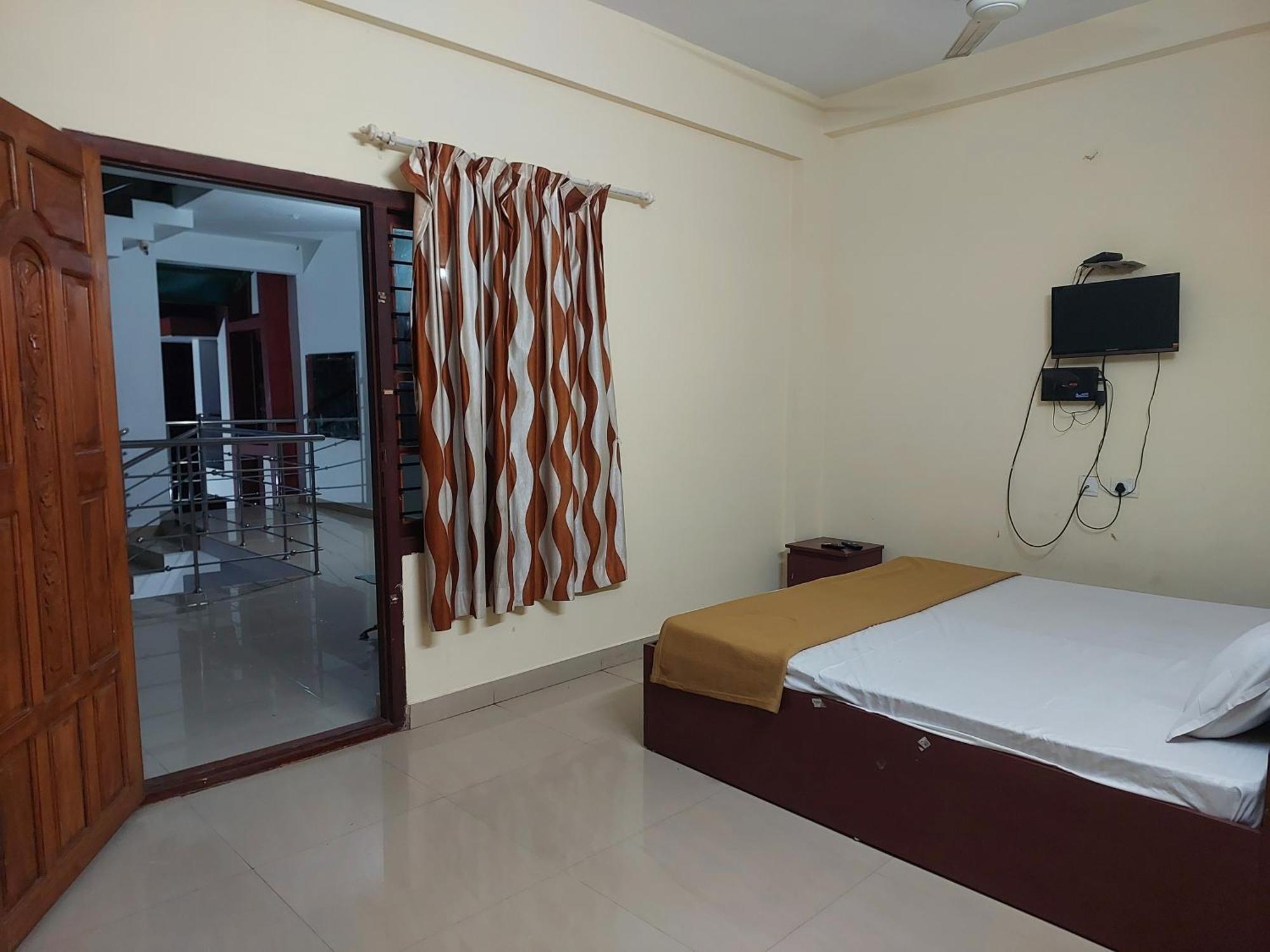 Adhithya Apartments Ґуруваюр Екстер'єр фото