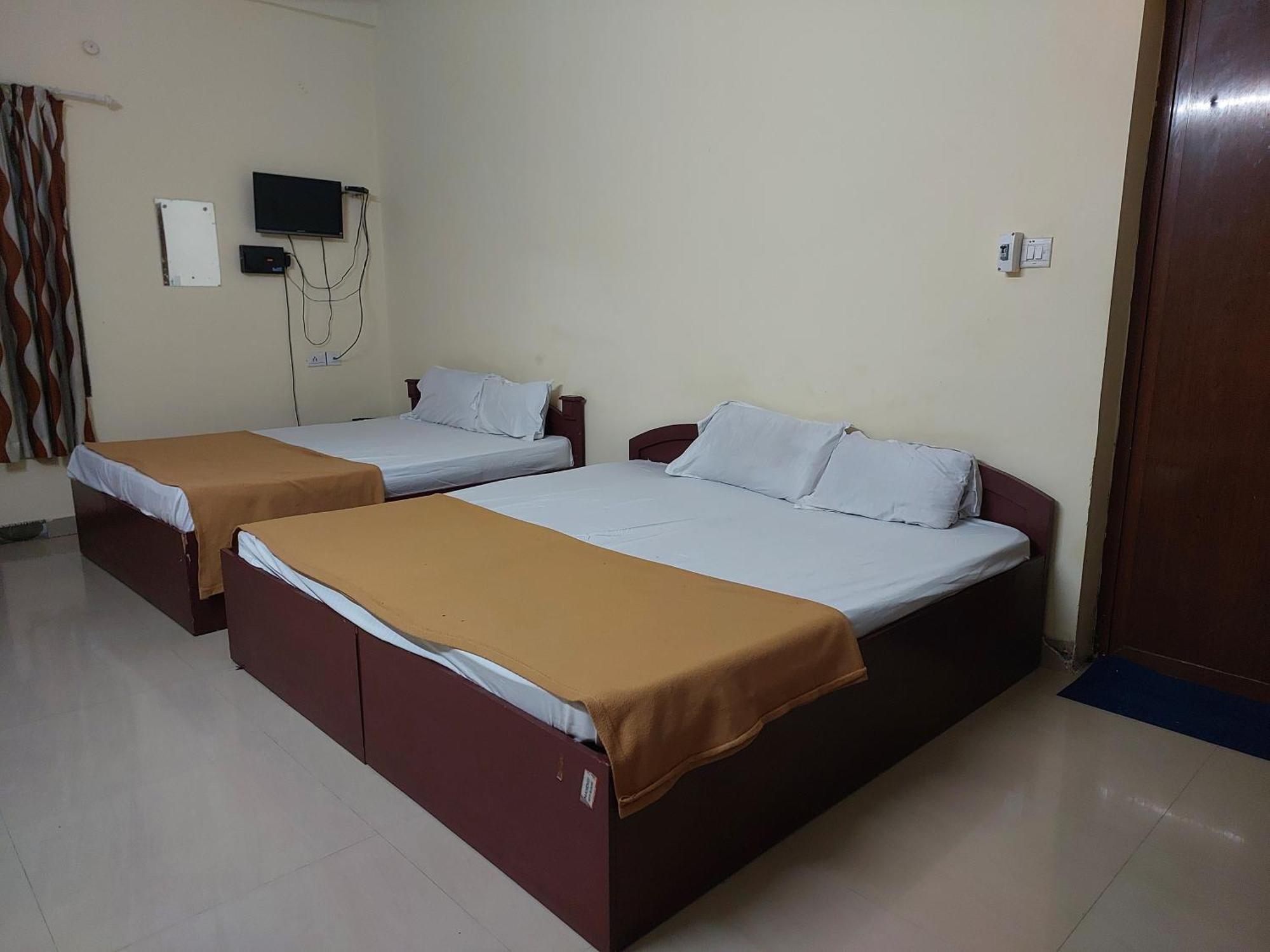 Adhithya Apartments Ґуруваюр Екстер'єр фото