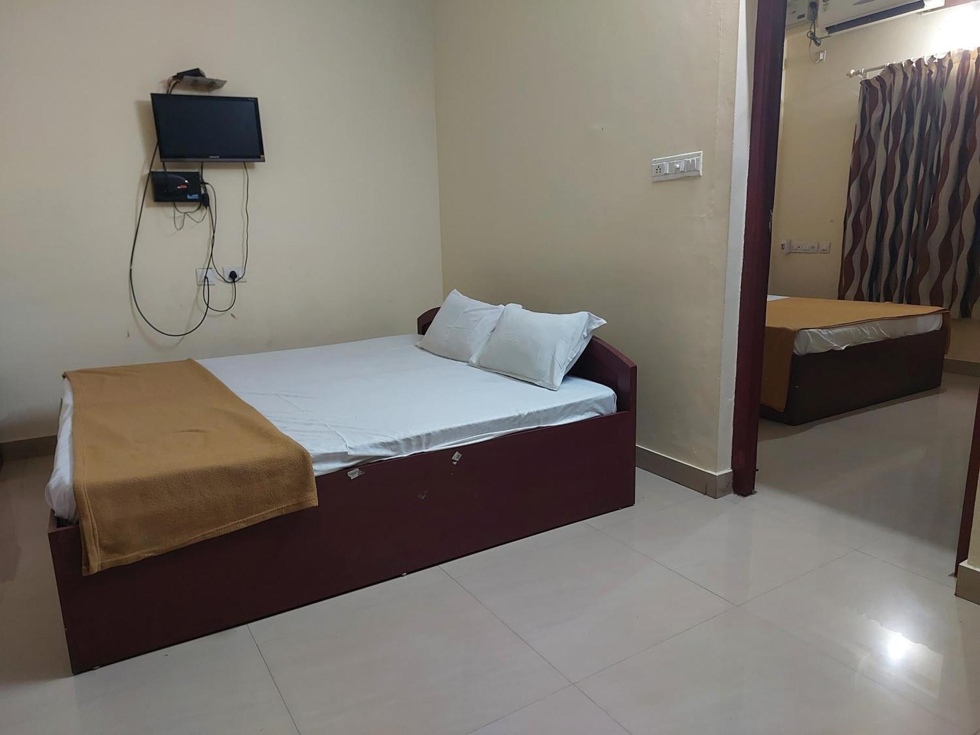 Adhithya Apartments Ґуруваюр Екстер'єр фото