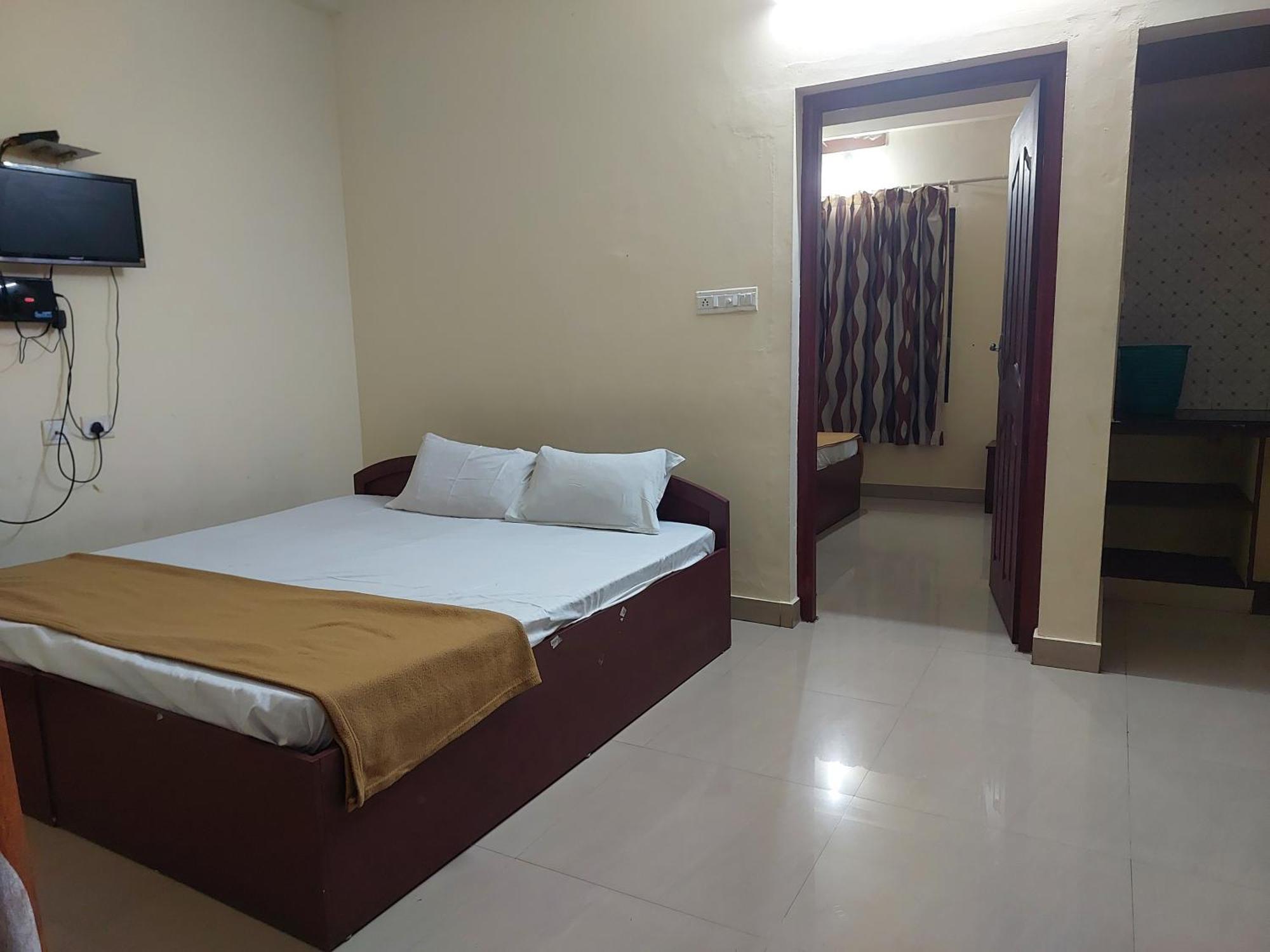 Adhithya Apartments Ґуруваюр Екстер'єр фото