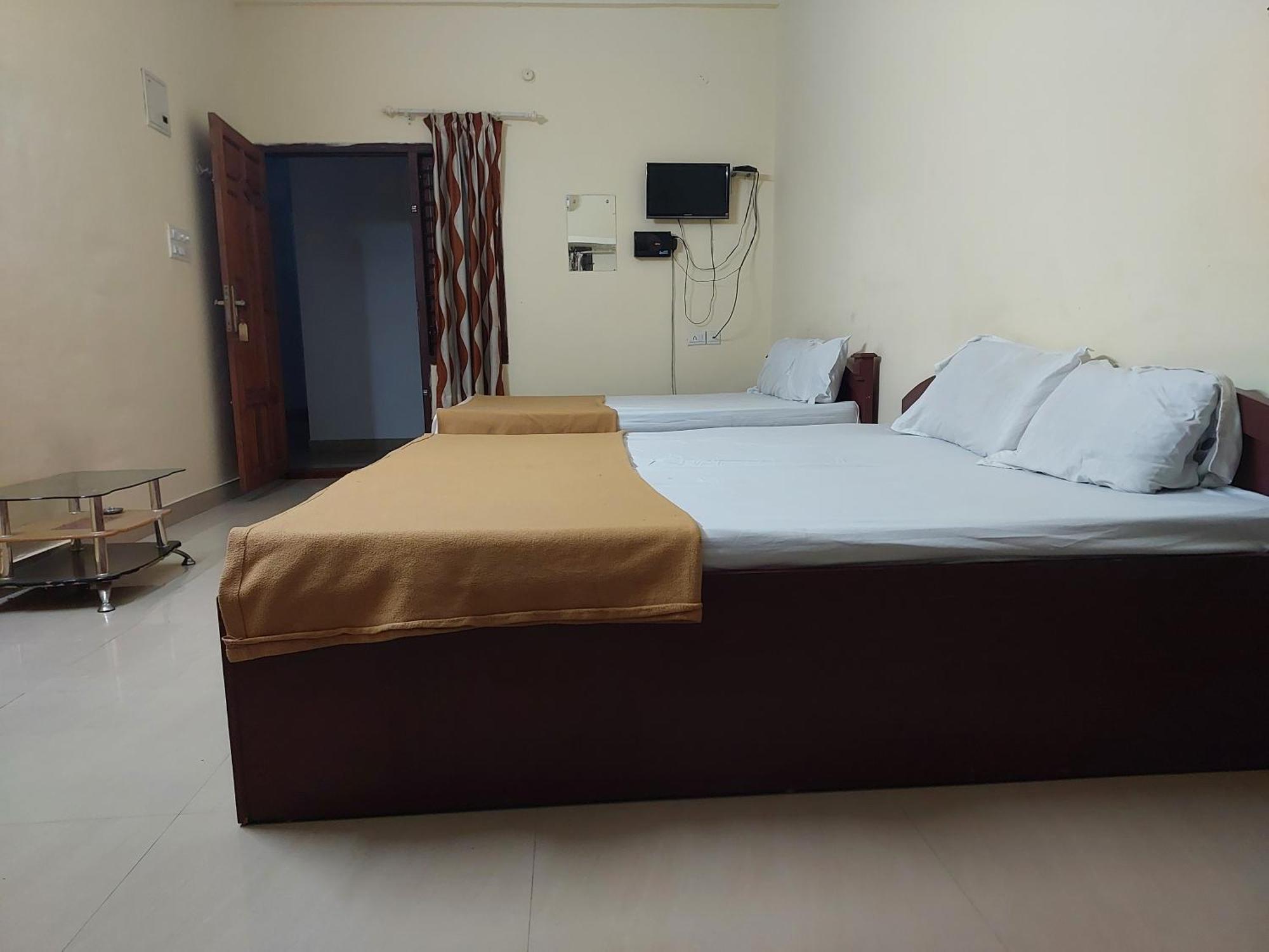 Adhithya Apartments Ґуруваюр Екстер'єр фото